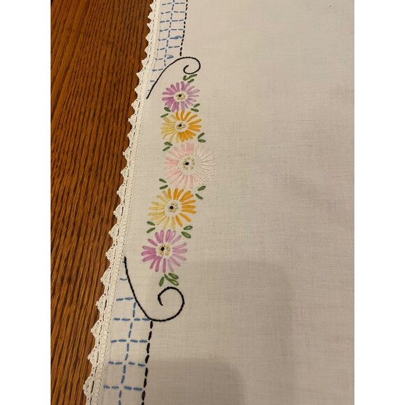 Vtg Embroidered Floral Table Runner With Pink Flower Lace Trim 40" X 15.5" - Picture 10 of 16